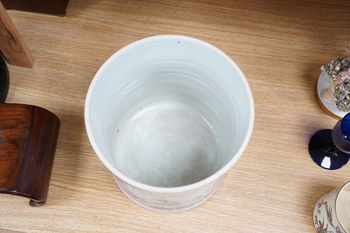 A large Chinese blue and white cylindrical pot, 24cm high